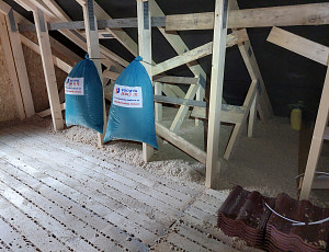 Zateplení dřevostavby rodinného domu foukanou izolací